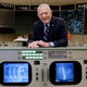 Gene Kranz en el centro de control restaurado en Houston, Texas.